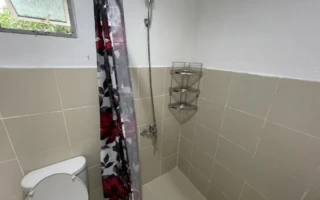 淋浴間的放大照片