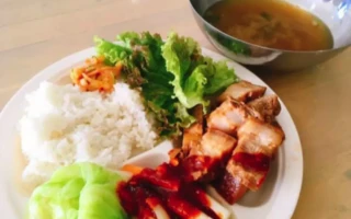 學校食堂：午餐