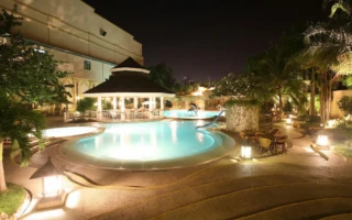 water front hotel 水池