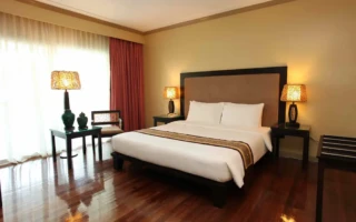 water front hotel 床