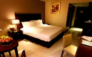 Manderin Plaza Hotel 床