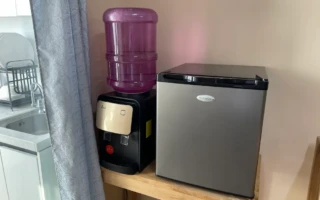 飲水機和冰箱